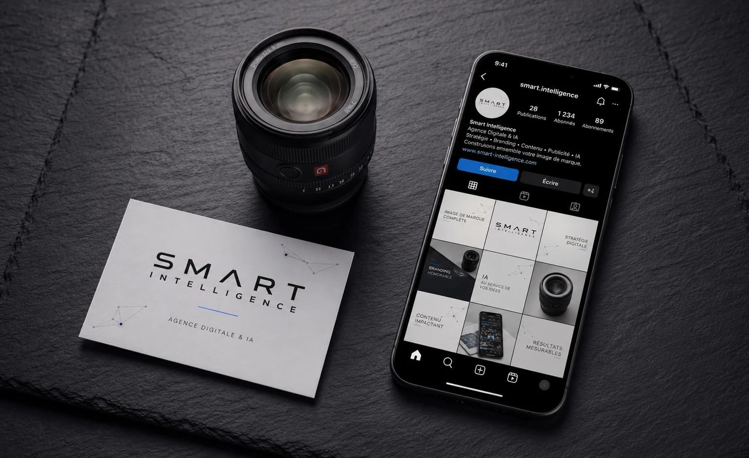Carte de visite Smart Intelligence, objectif photo professionnel et smartphone affichant un profil Instagram de marque, sur fond de cuir noir